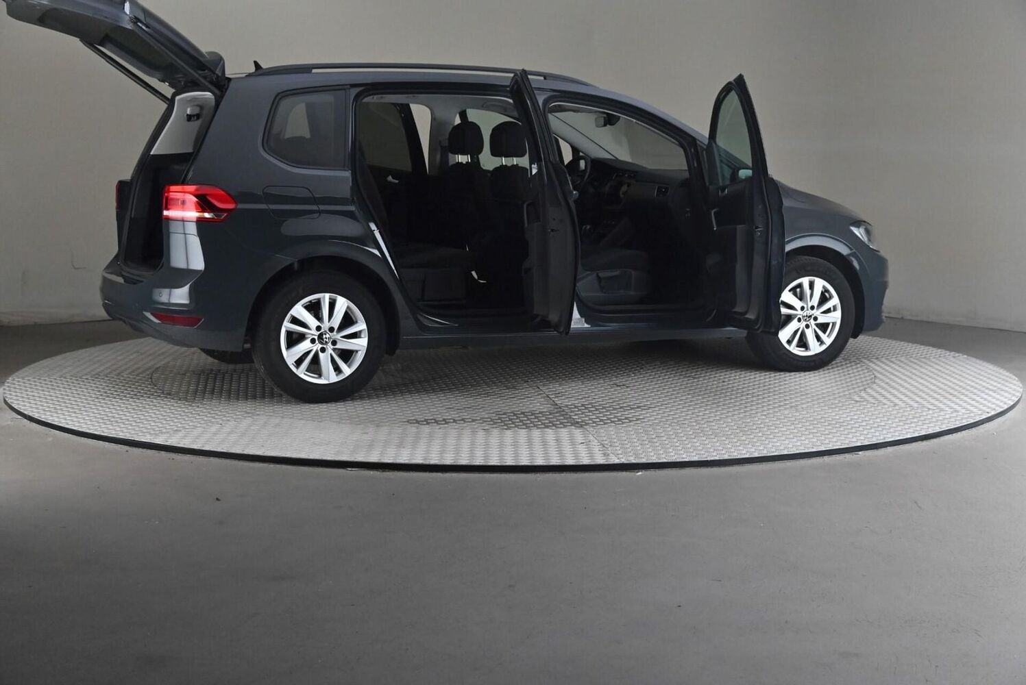 Volkswagen Touran vaihtoauto