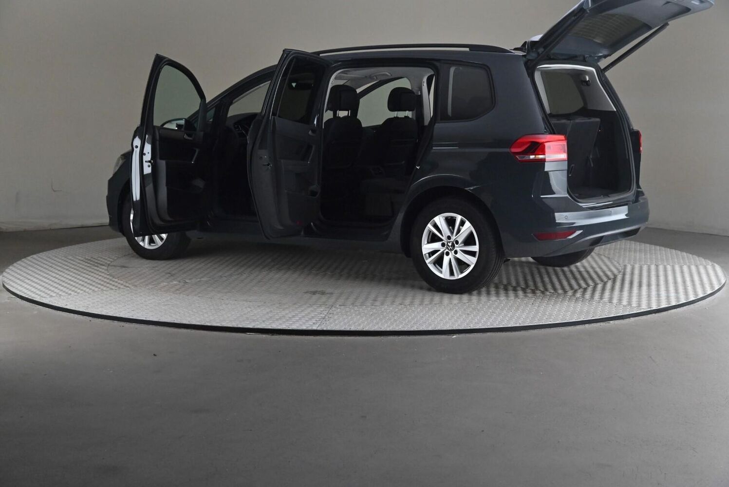 Volkswagen Touran vaihtoauto