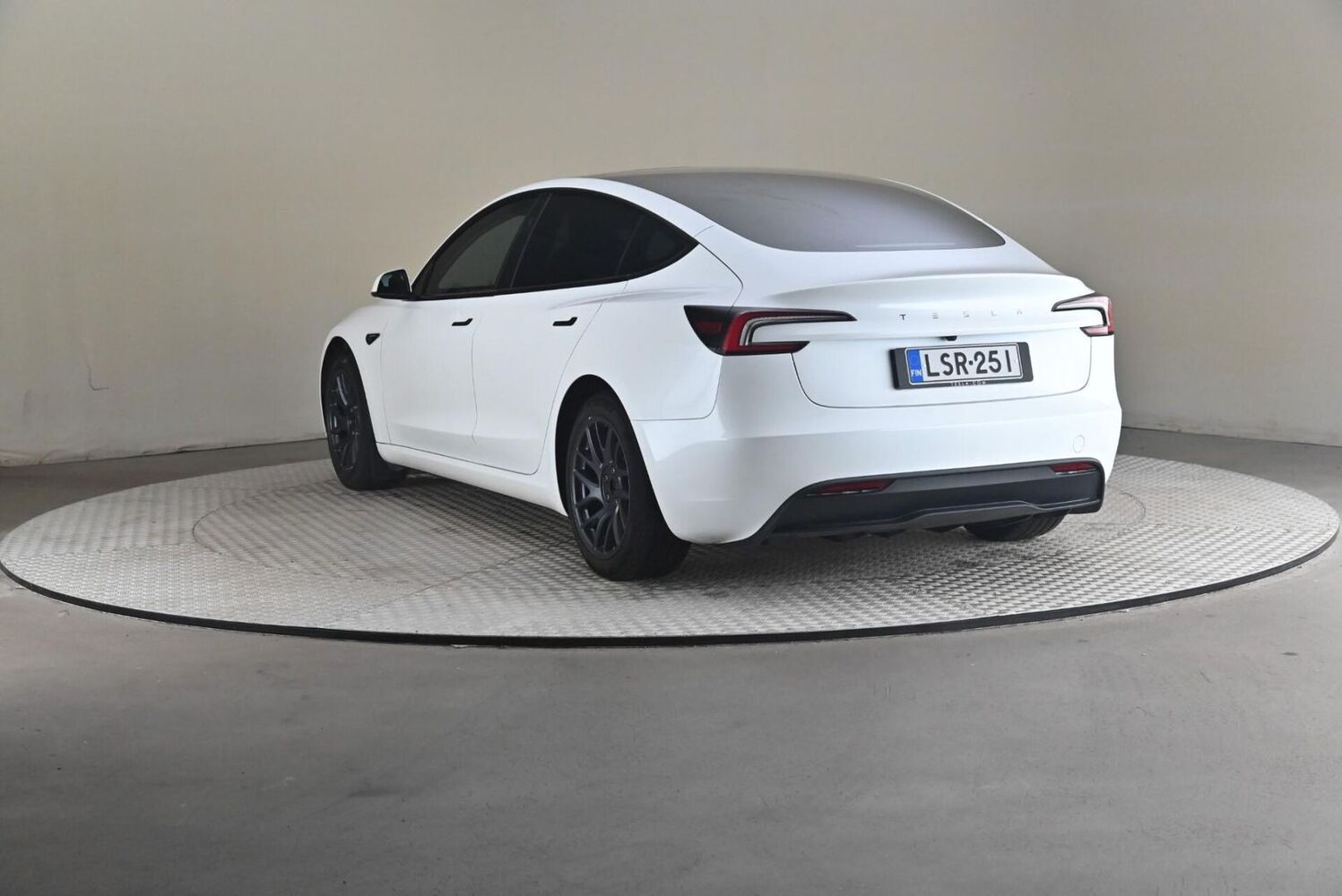 Tesla Model 3 vaihtoauto