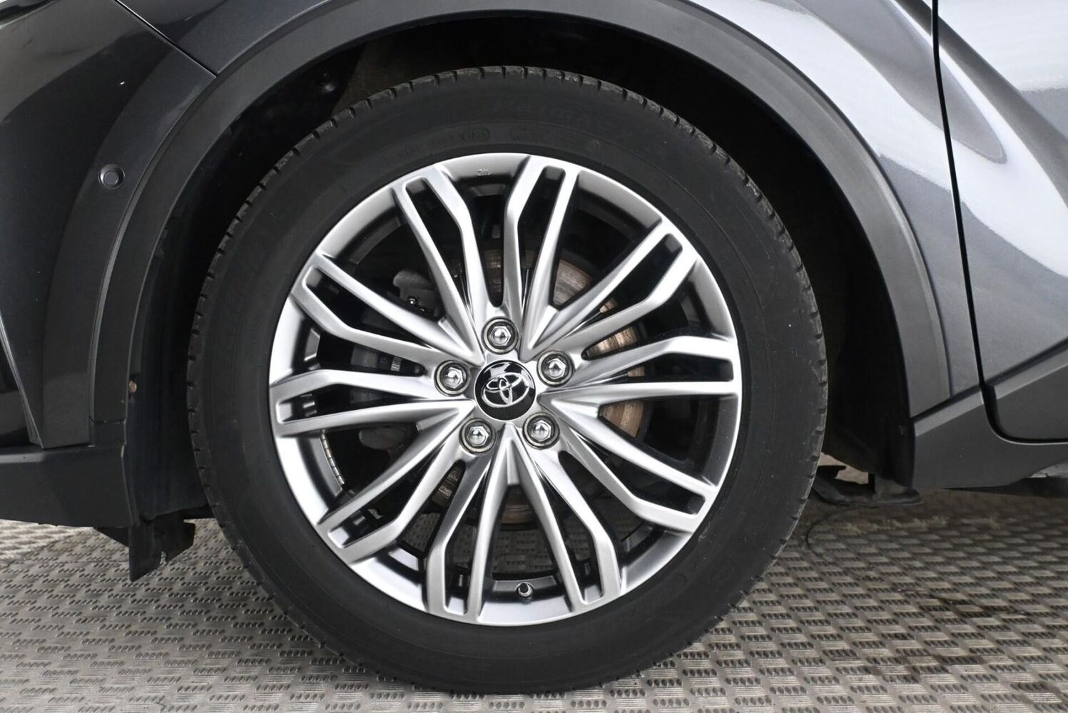 Toyota C-HR vaihtoauto