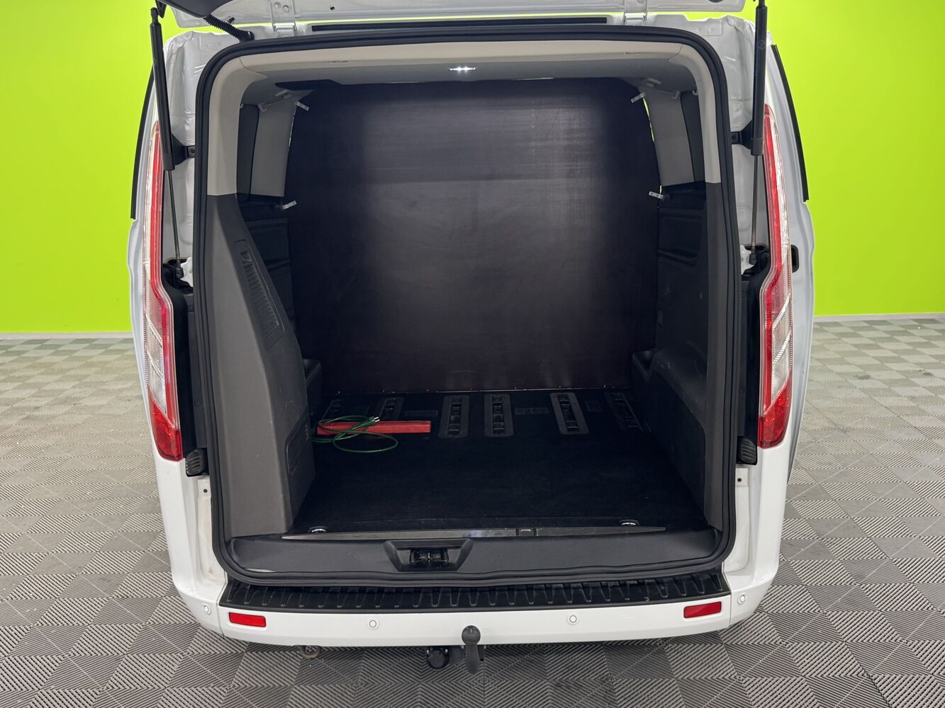 Ford Tourneo Custom vaihtoauto