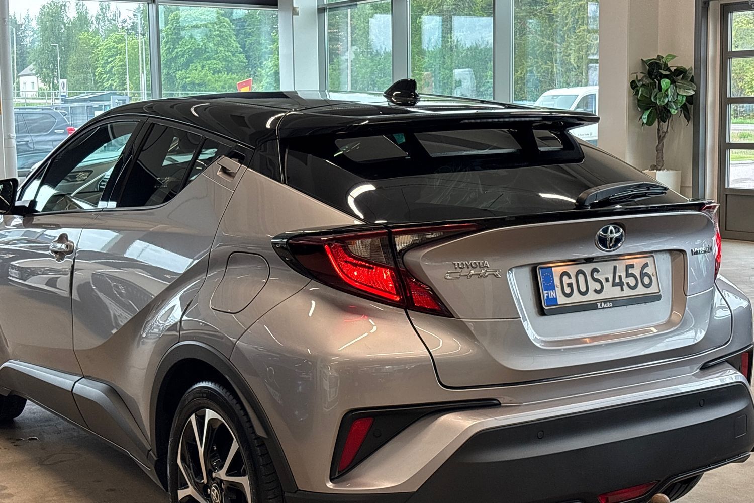 Toyota C-HR vaihtoauto