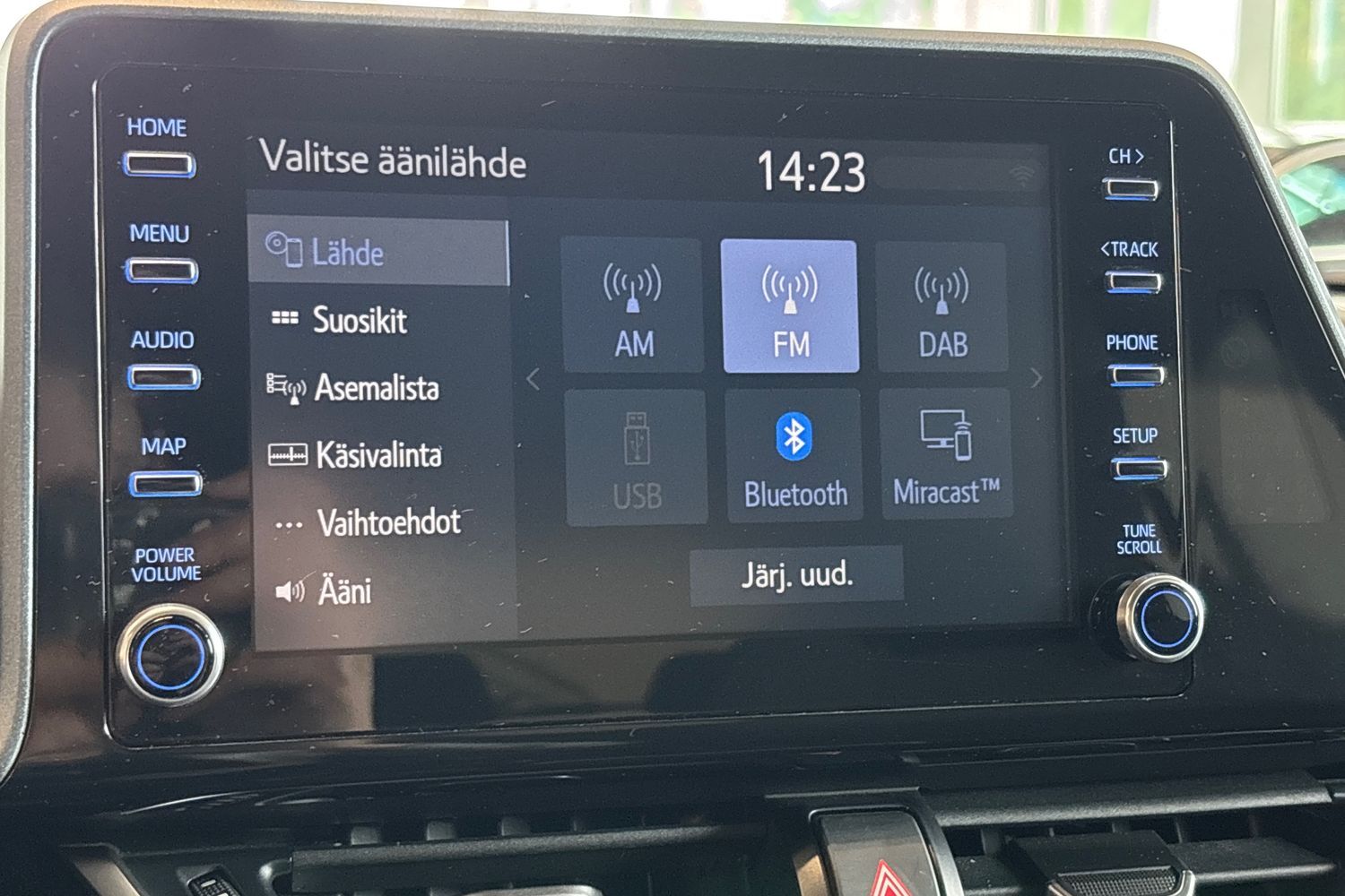Toyota C-HR vaihtoauto