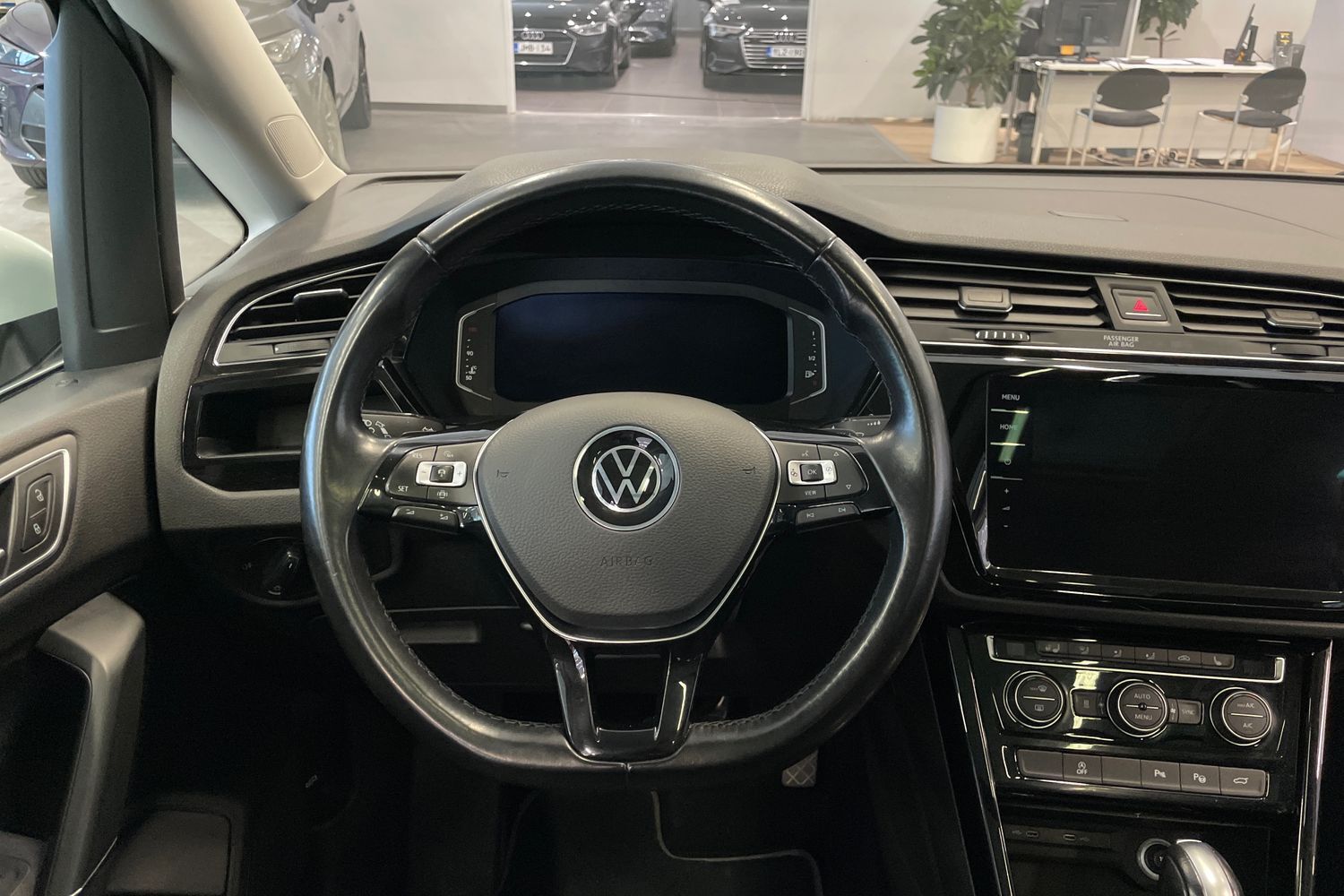 Volkswagen Touran vaihtoauto