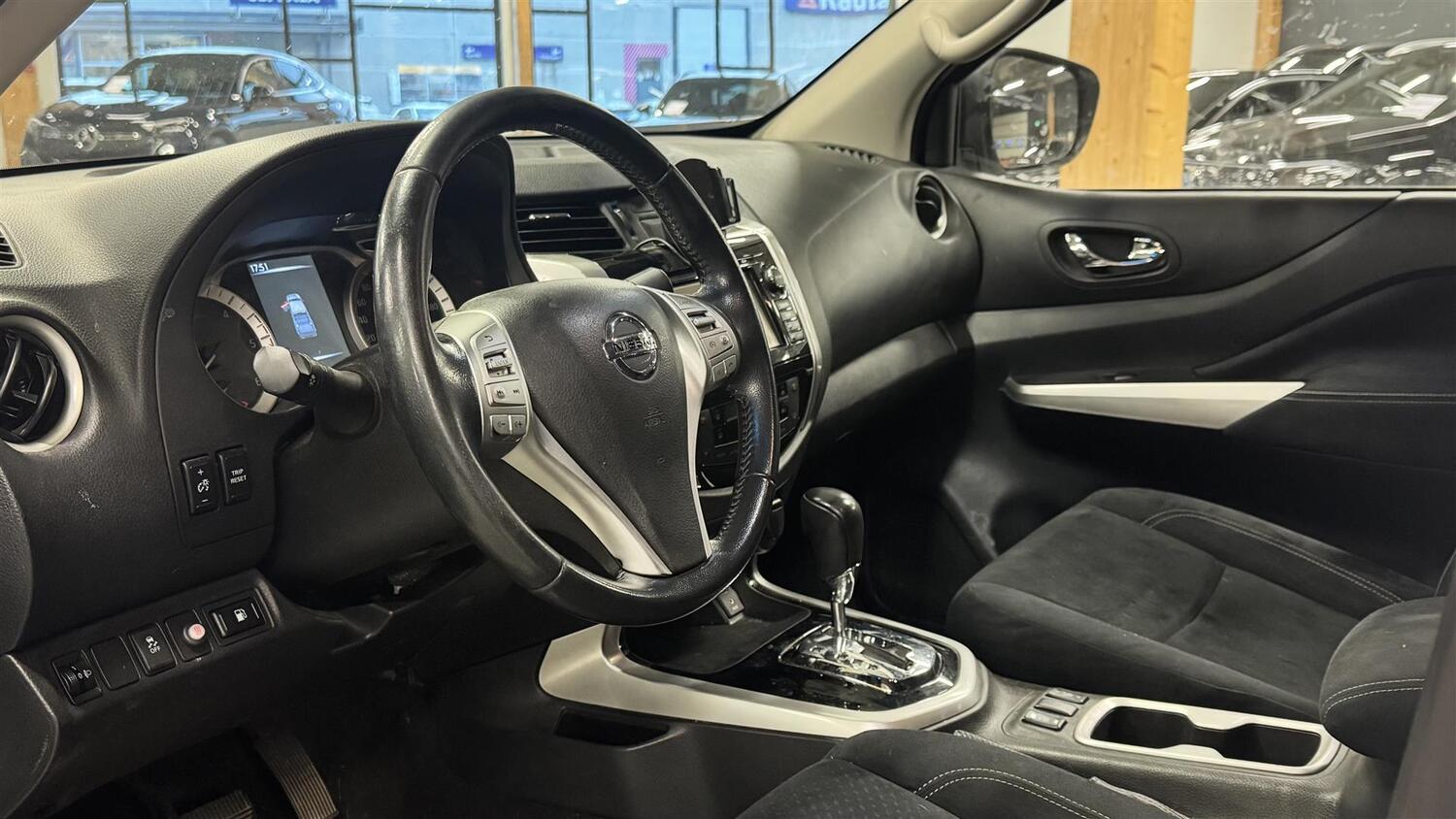 Nissan Navara vaihtoauto
