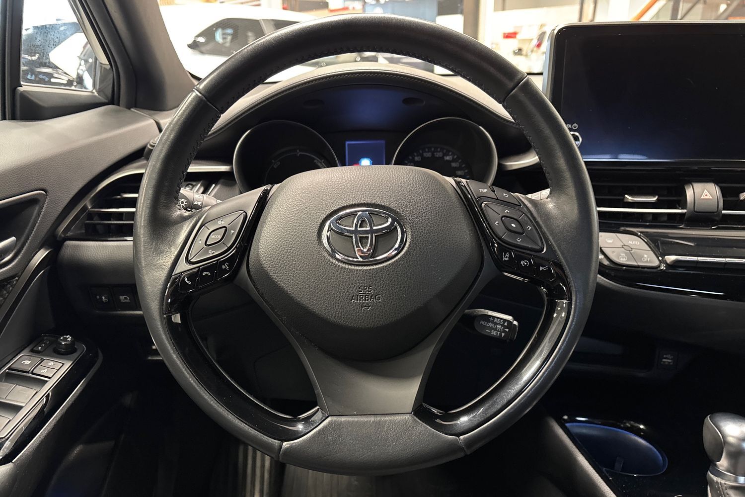 Toyota C-HR vaihtoauto
