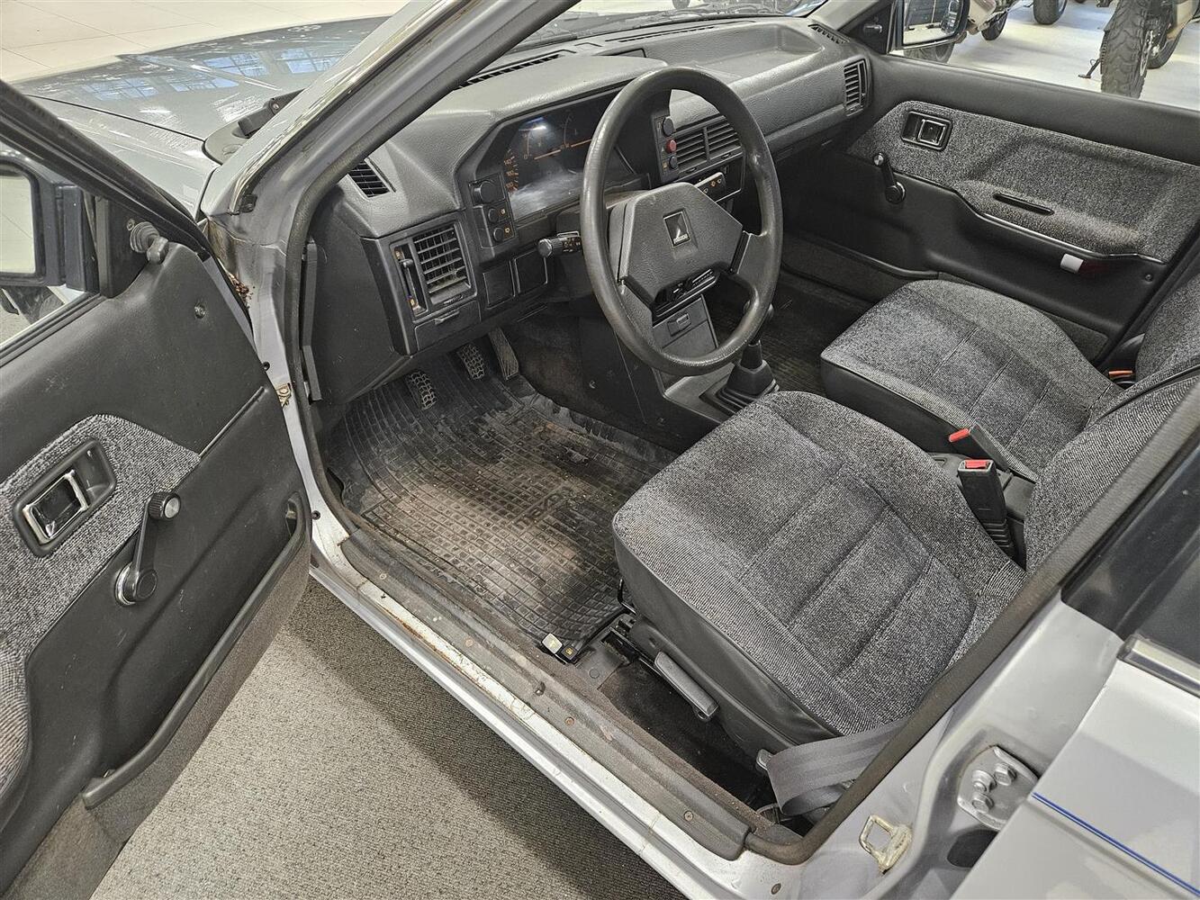 Mazda 323 vaihtoauto