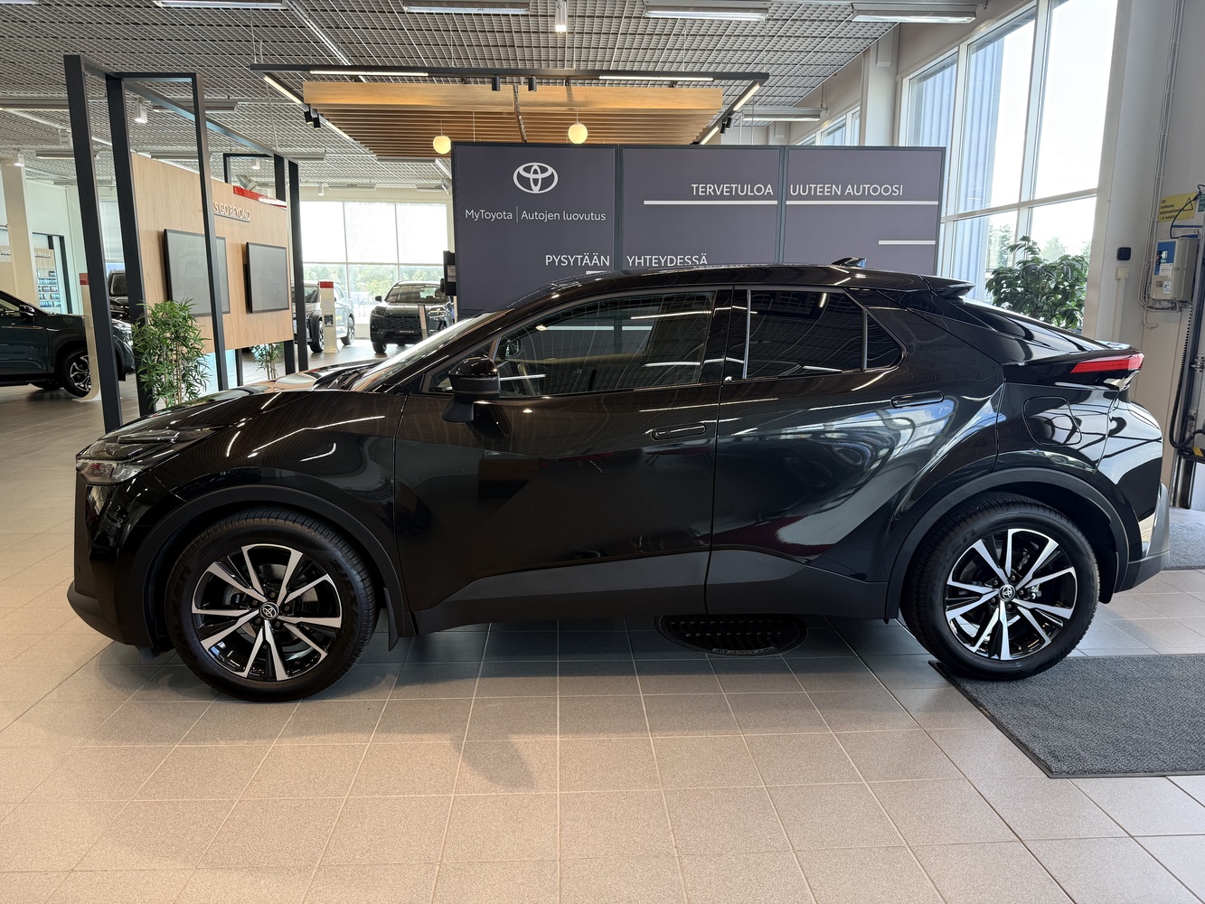 Toyota C-HR vaihtoauto
