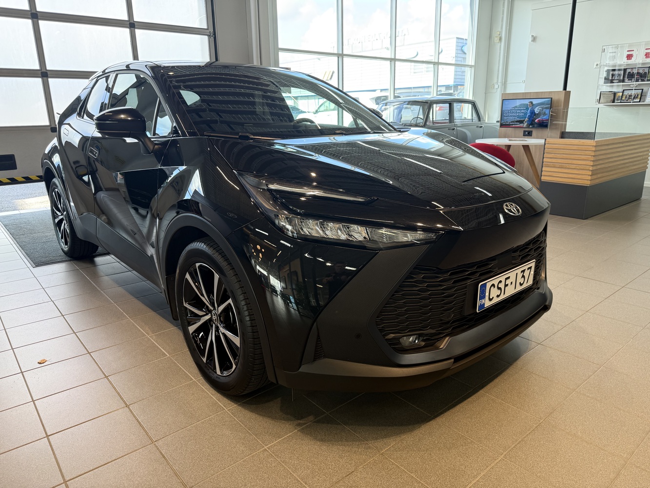 Toyota C-HR vaihtoauto