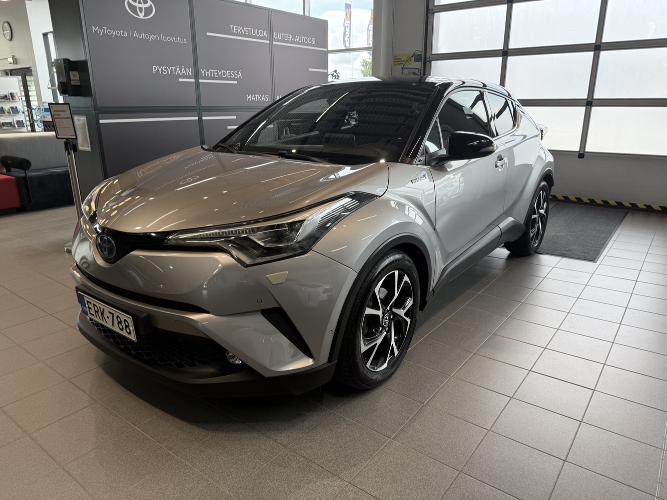 Toyota C-HR vaihtoauto