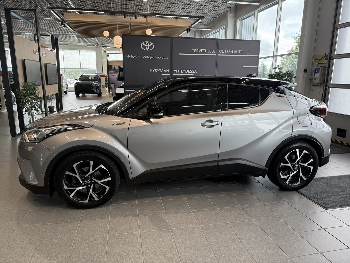 Toyota C-HR vaihtoauto
