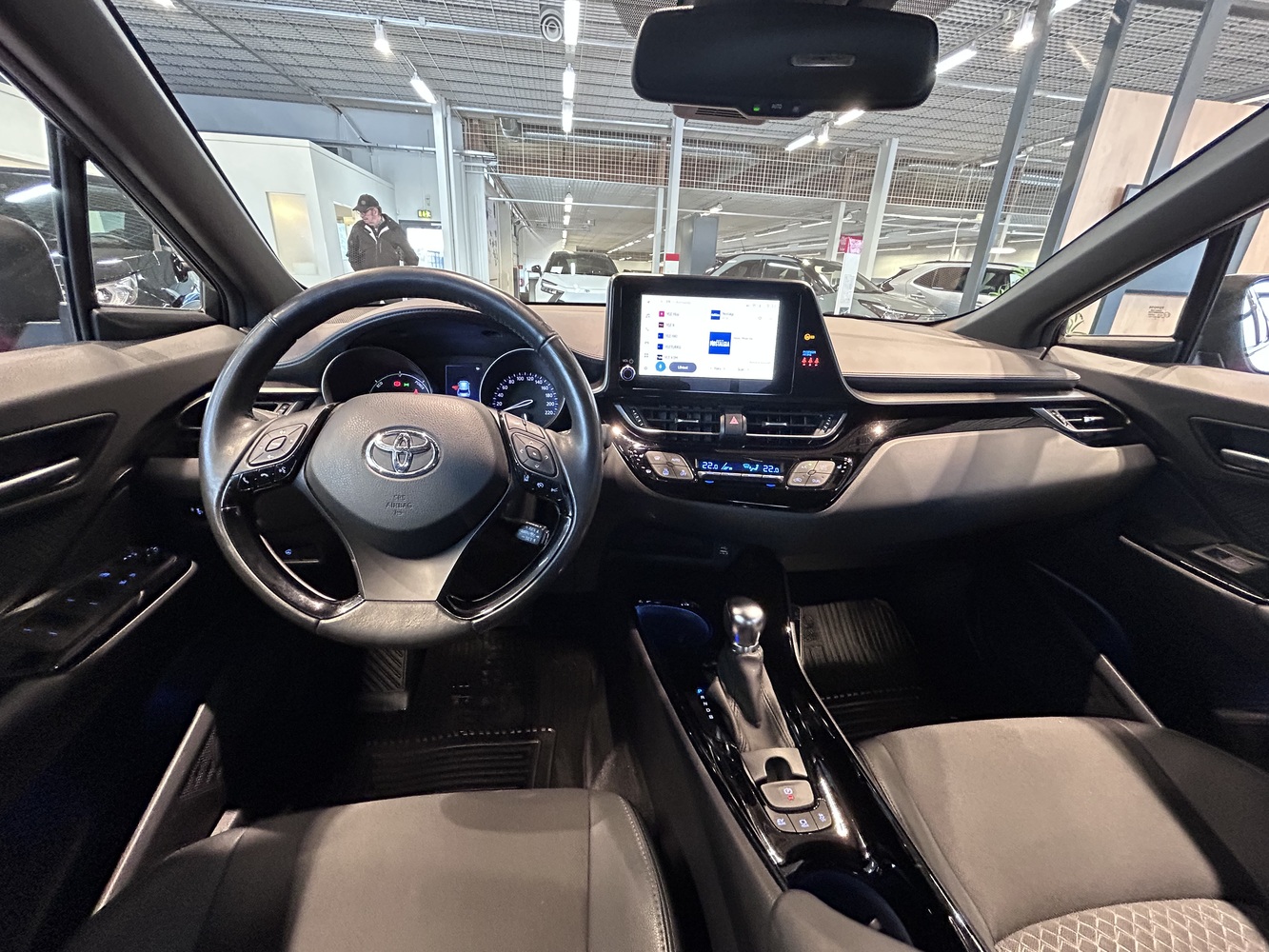 Toyota C-HR vaihtoauto