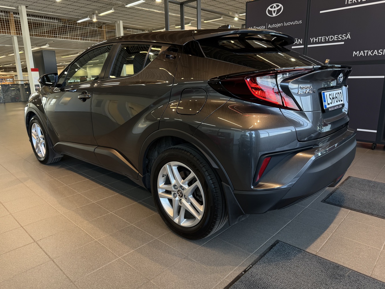 Toyota C-HR vaihtoauto
