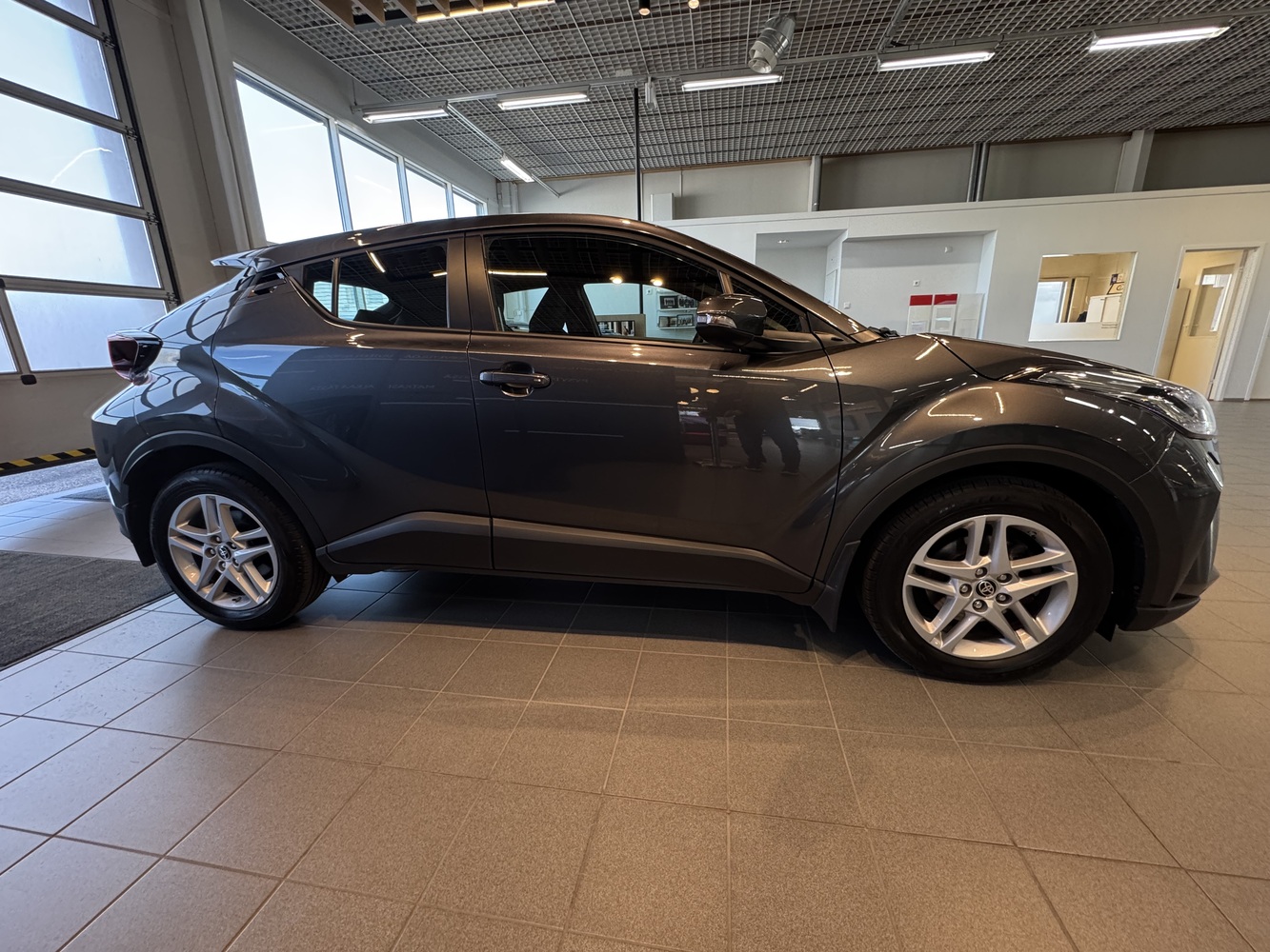 Toyota C-HR vaihtoauto