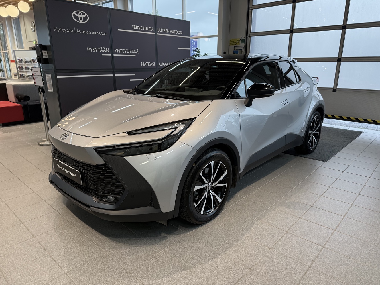 Toyota C-HR vaihtoauto