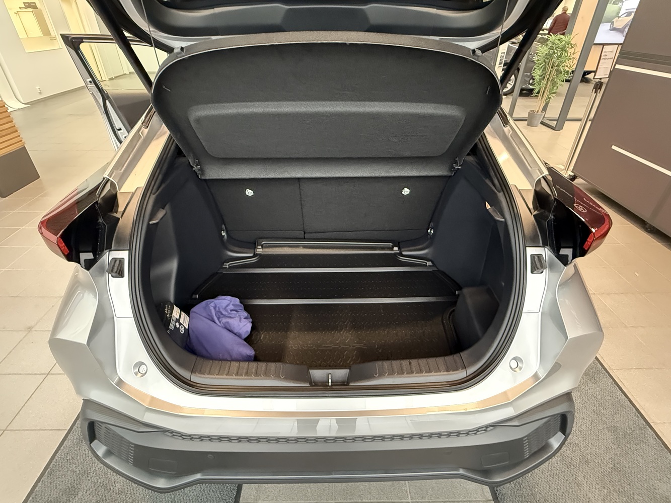 Toyota C-HR vaihtoauto