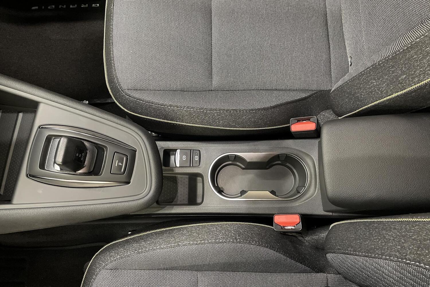 Mitsubishi Grandis vaihtoauto