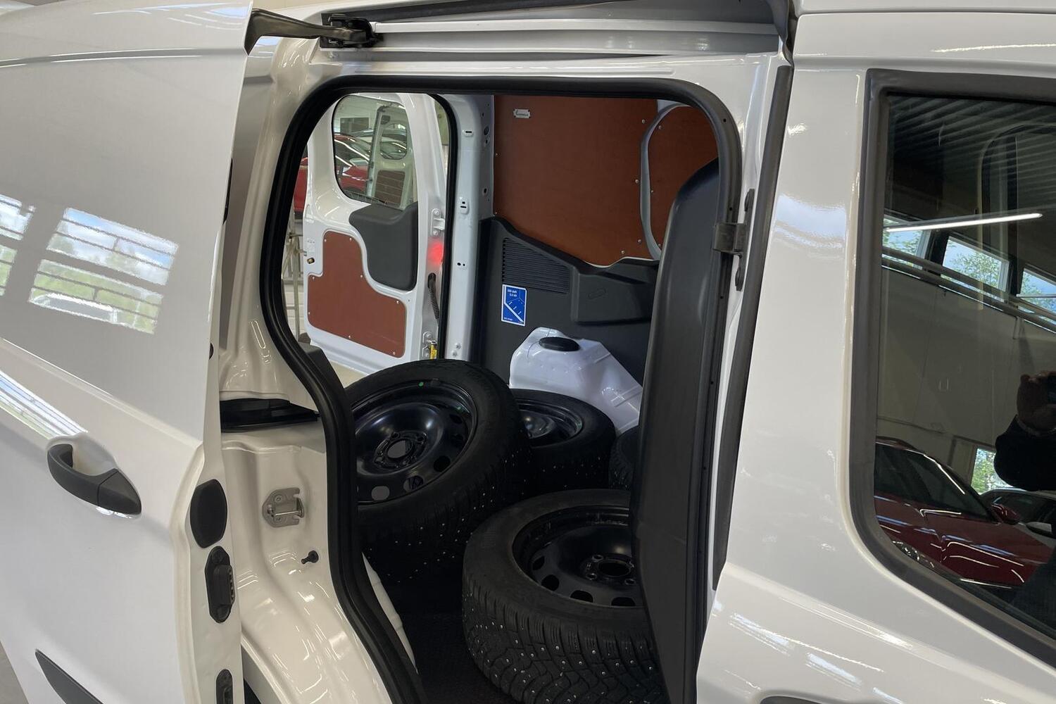 Ford Transit Courier vaihtoauto