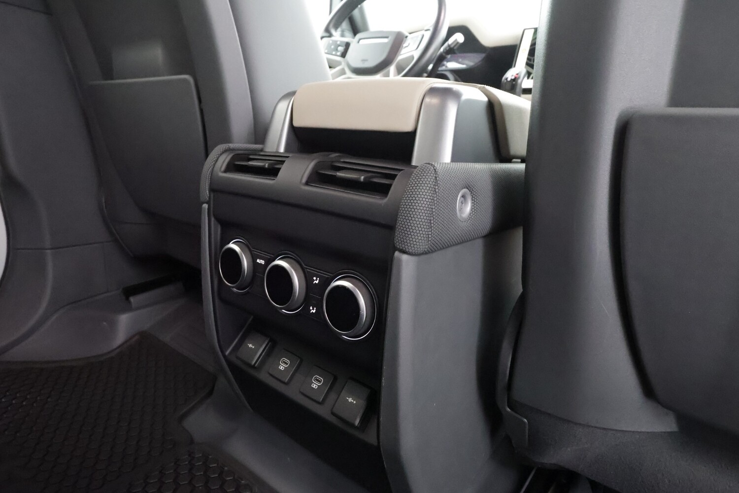 Land Rover Defender vaihtoauto