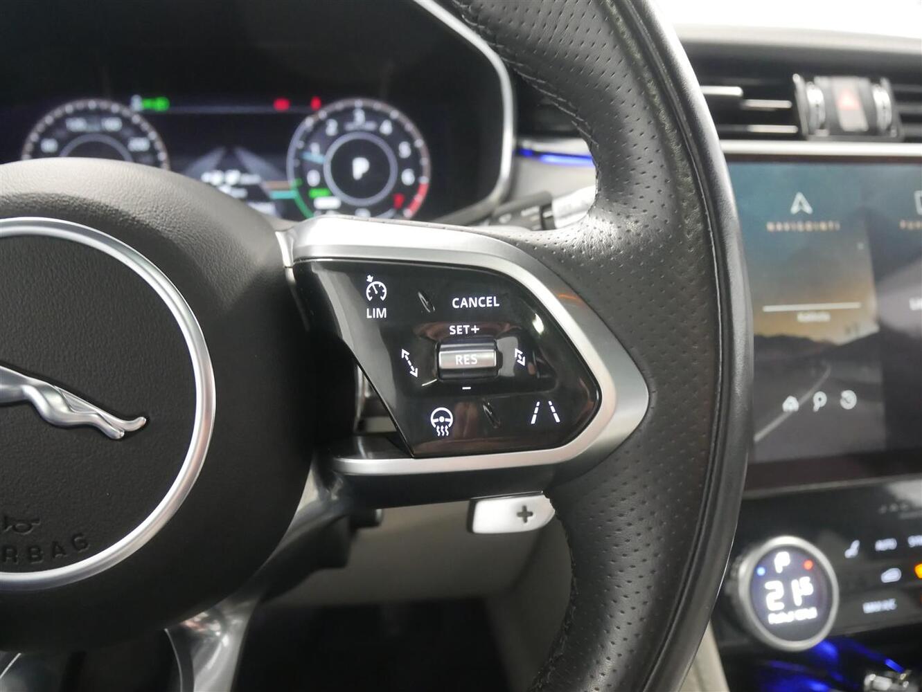 Jaguar F-PACE vaihtoauto