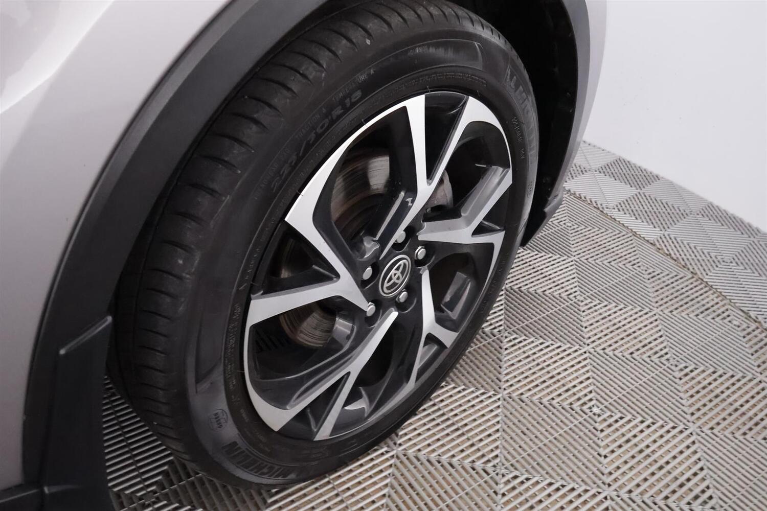 Toyota C-HR vaihtoauto