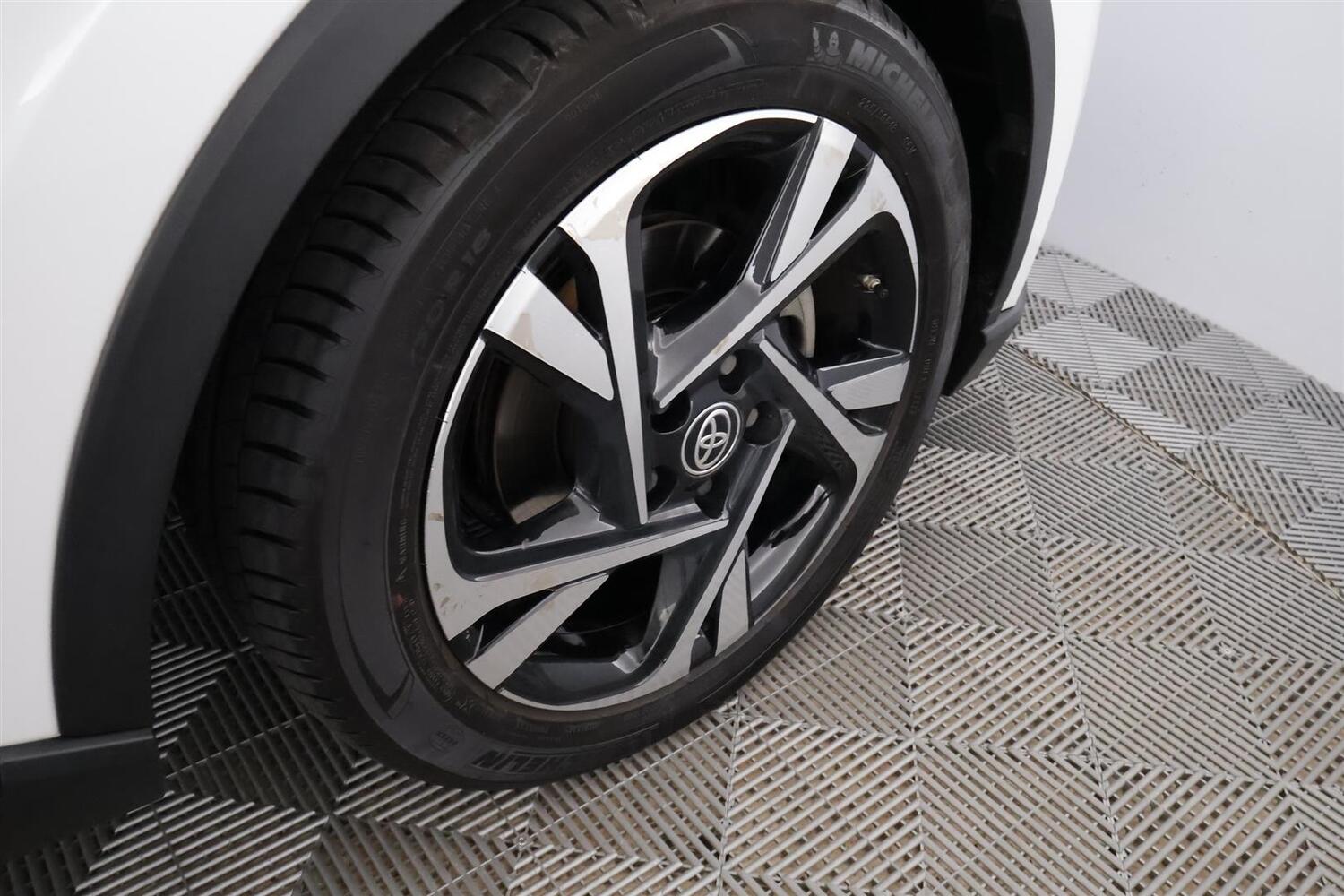 Toyota C-HR vaihtoauto