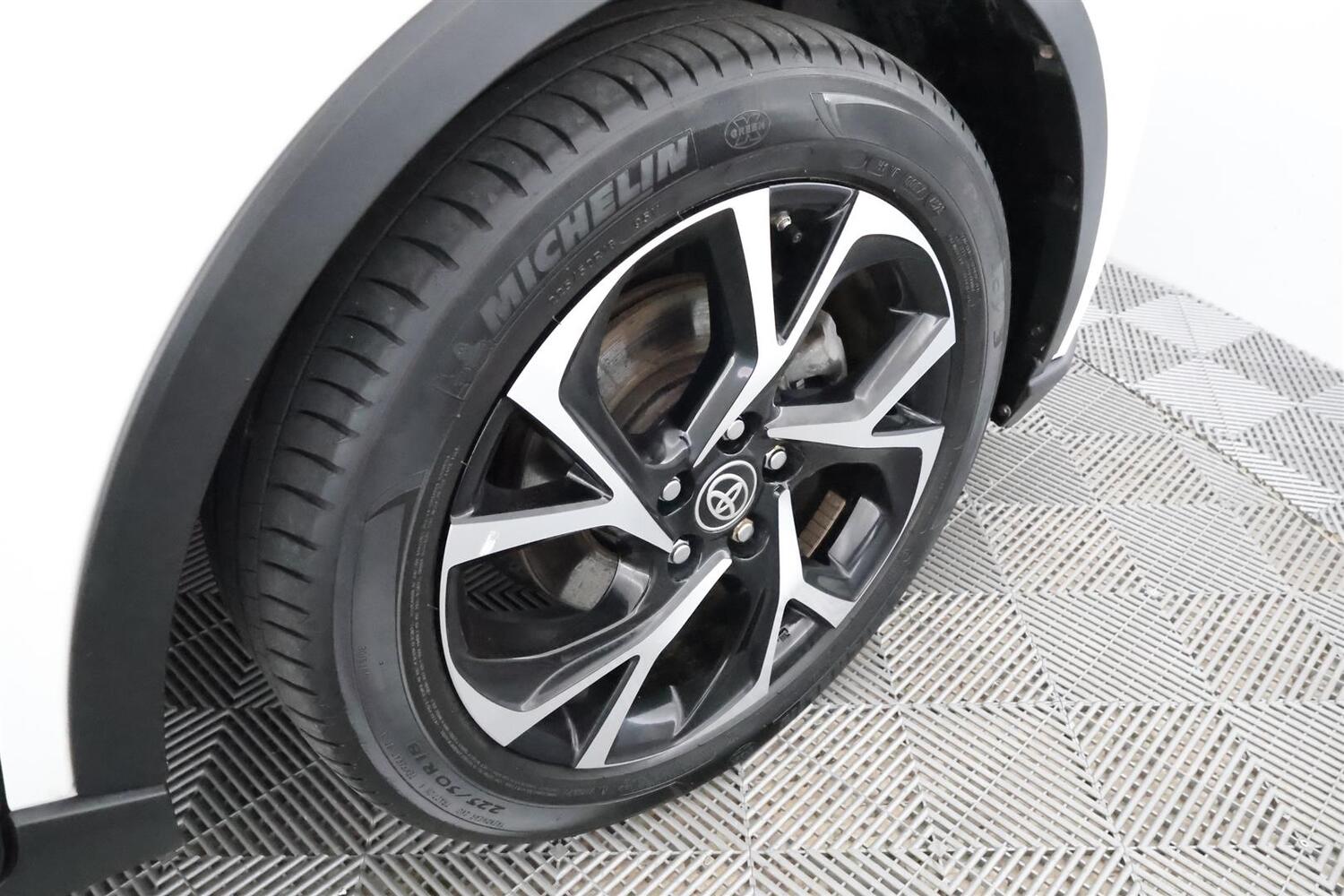 Toyota C-HR vaihtoauto