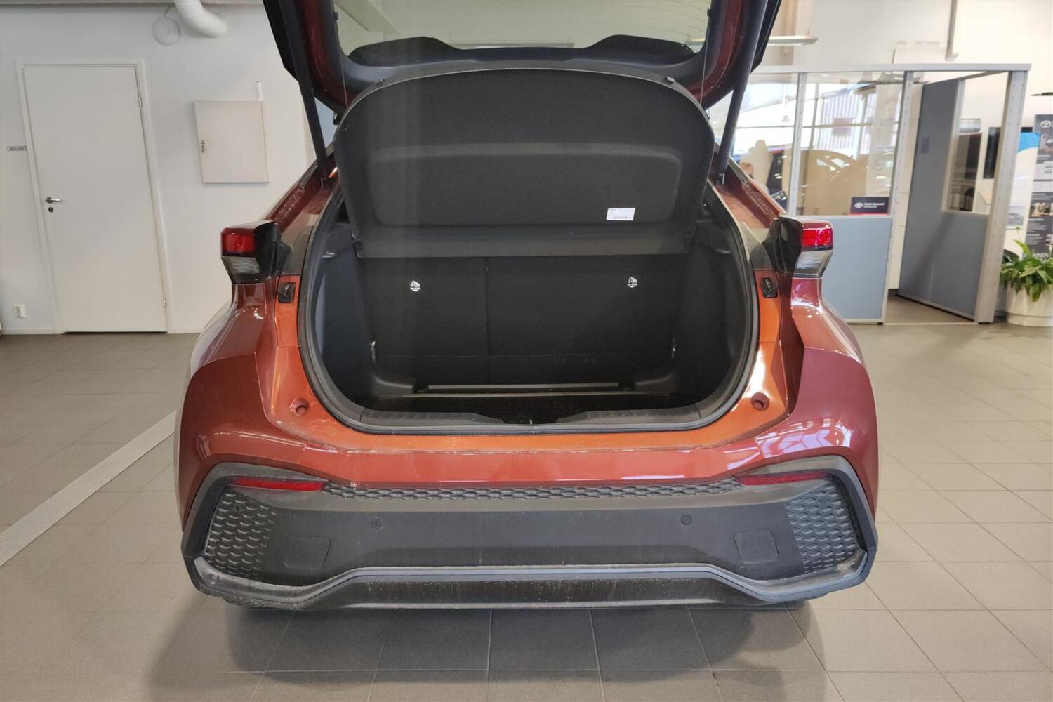 Toyota C-HR vaihtoauto