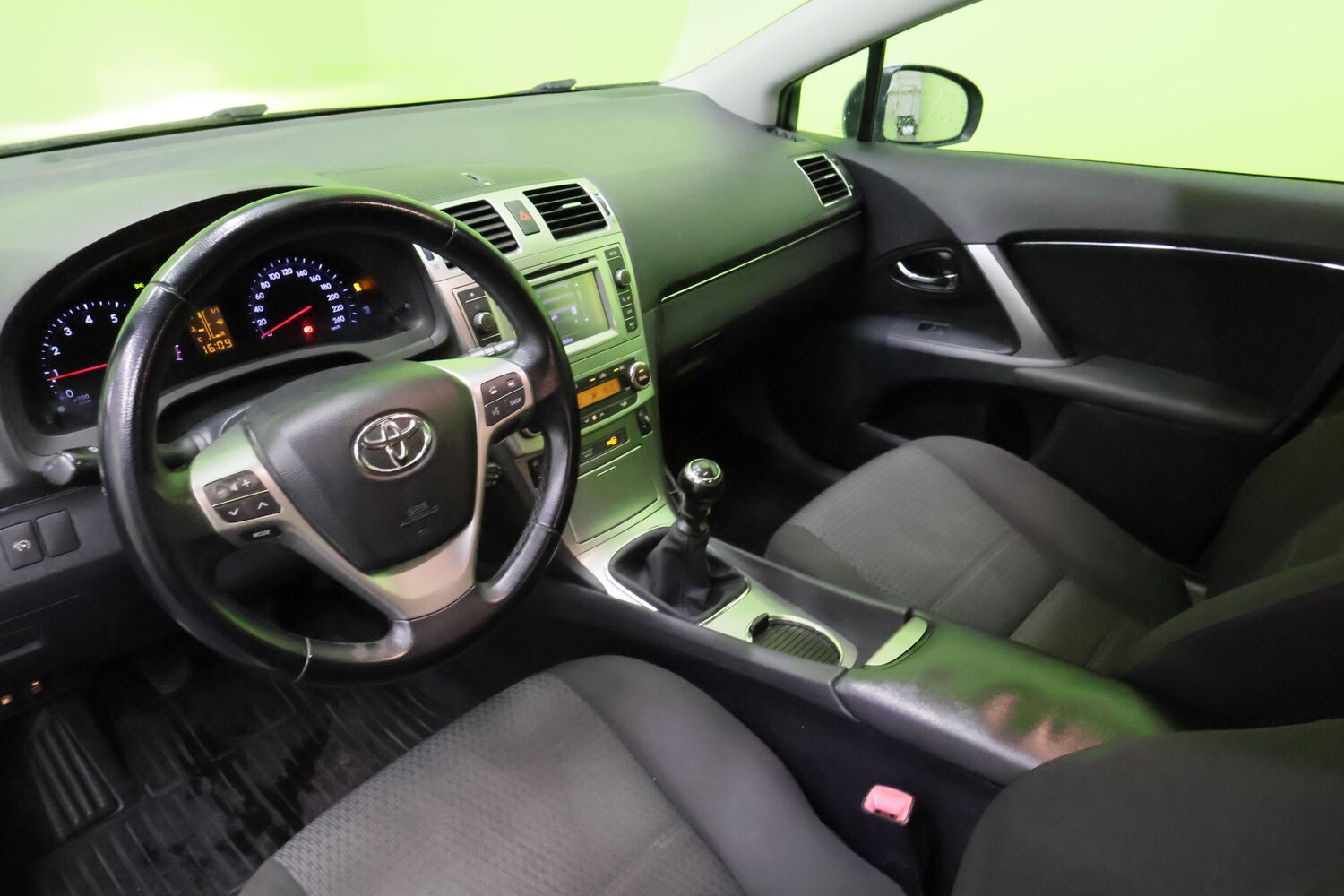Toyota Avensis vaihtoauto