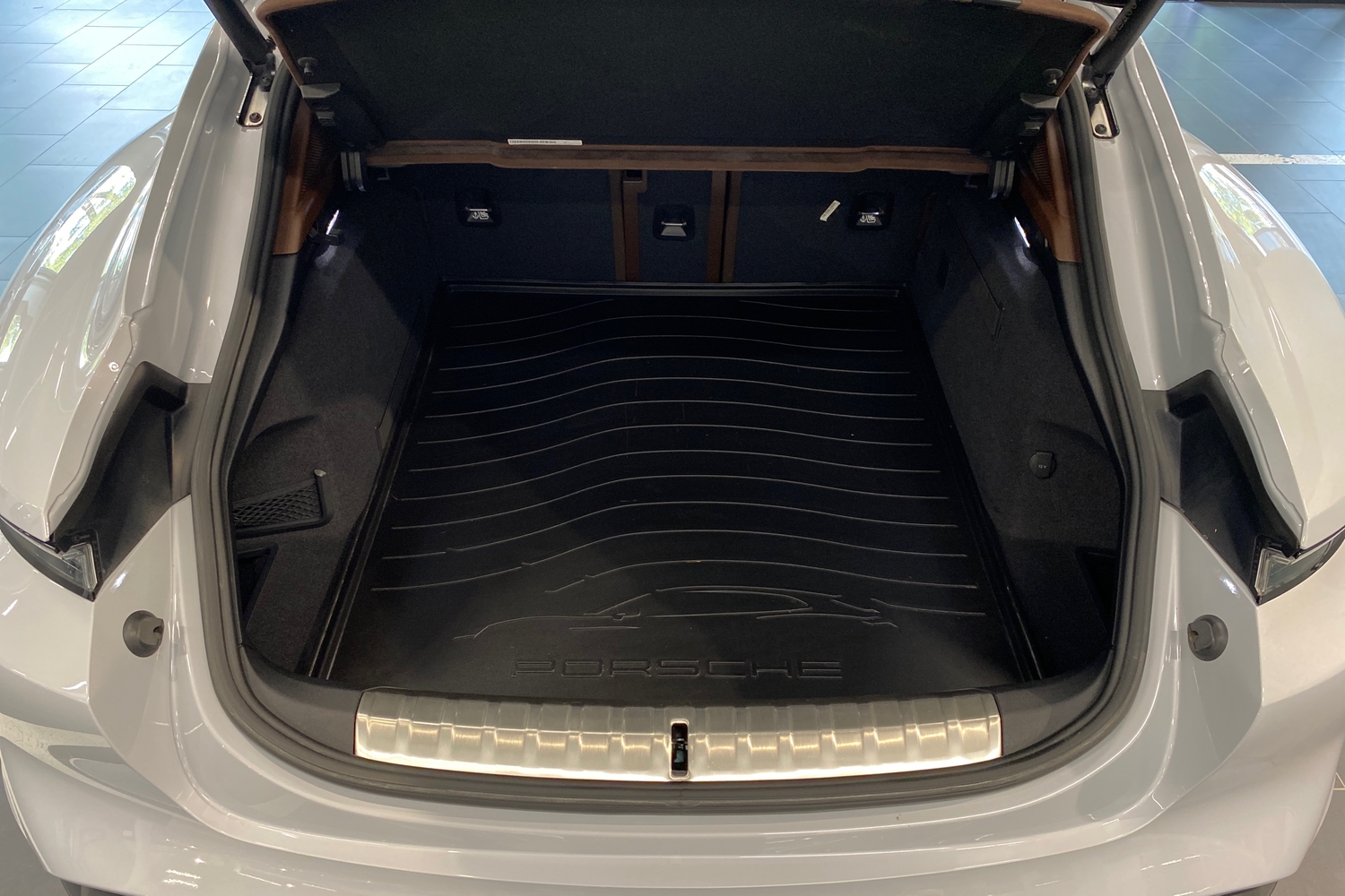 Porsche Taycan vaihtoauto