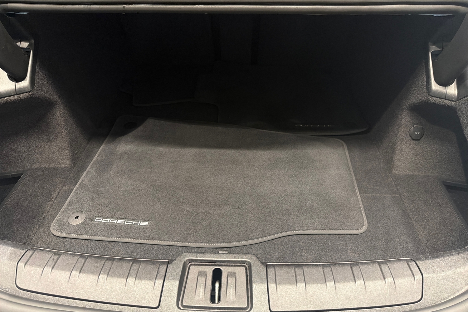 Porsche Taycan vaihtoauto