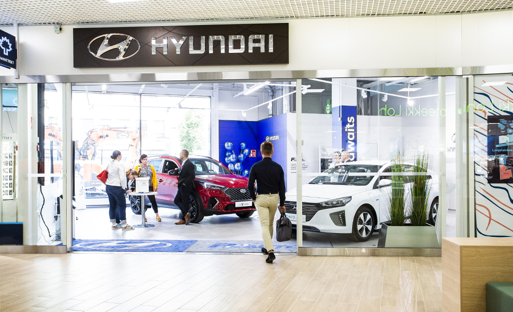 Autofiilistelyä helpoimmillaan – Hyundai avasi uudenlaisen showroomin keskelle kauppakeskusta