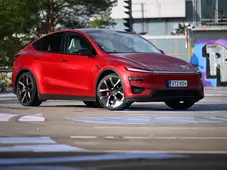 Koeajo: Tesla Model Y Performance on hillitön uraohjus perhekäyttöön