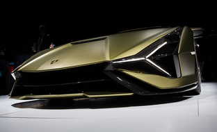 3,4 miljoonaa euroa maksavan Lamborghini Siánin keula nuolee asvalttia – arvaatko kiihtyvyyden?