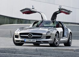Autoesittely Mercedes-Benz SLS AMG 2012