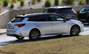 Koeajossa Toyota Corolla GR Sport – Toyotan farmariversio vetää lenkkarit jalkaan