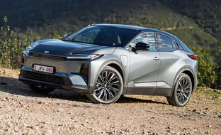 Koeajo: Toyota C-HR+ sähköauto haastaa bZ4X:n