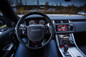 300 000 euron edestä pakoäänipornoa – istuisitko rajun Range Rover Sport SVR:n ohjaimiin?