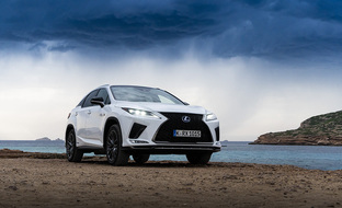 Koeajossa Lexus RX 450h (vm. 2020) – V6-bensakone yhdistyy kahteen sähkömoottoriin