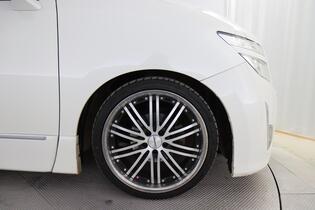 Nissan Elgrand vaihtoauto