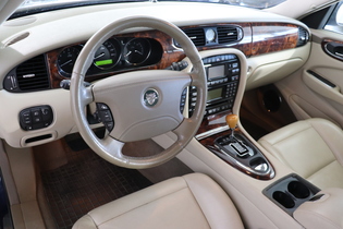 Jaguar XJ8 vaihtoauto