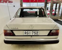 Mercedes-Benz 220 vaihtoauto
