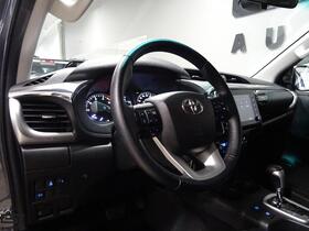 Toyota Hilux vaihtoauto