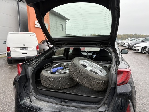 Toyota Prius PHEV vaihtoauto