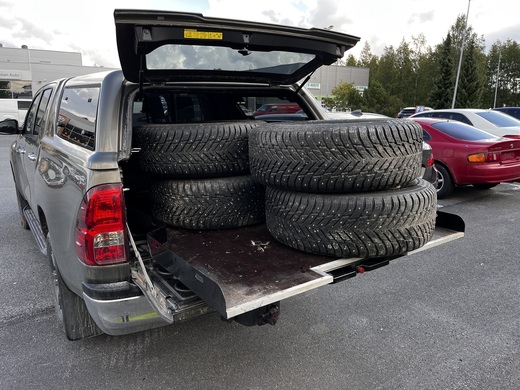 Toyota Hilux vaihtoauto