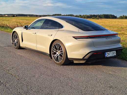 Porsche Taycan vaihtoauto