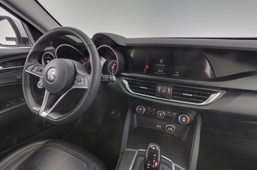 Alfa Romeo Stelvio vaihtoauto