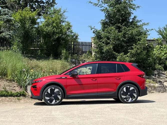 Koeajo: Škoda Elroq RS – Tehokas sähköauto, joka kiihtyy ja latautuu vikkelästi