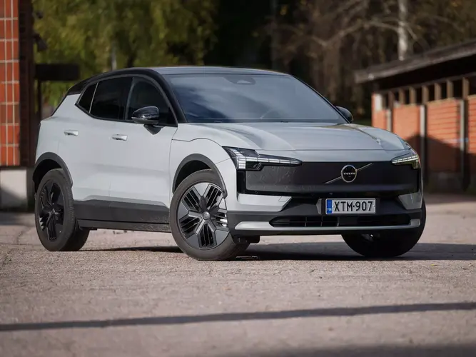 Volvo EX30 Cross Country - mökkitiemuoveilla ryyditetty pikkusähköauto