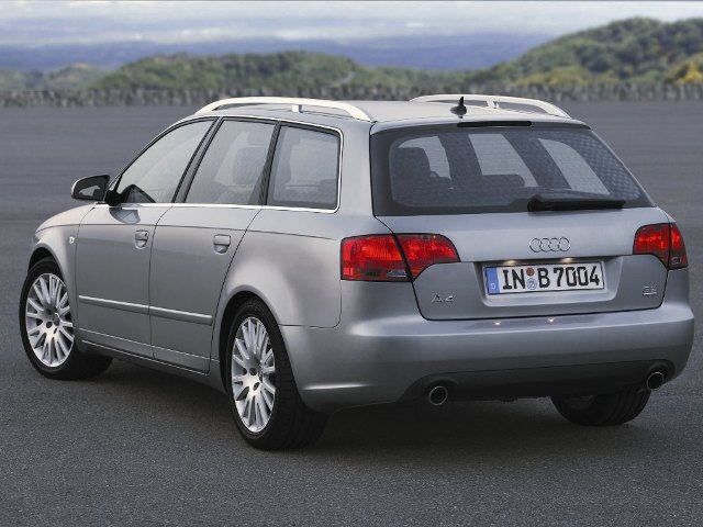 Autoesittely Audi A4 Avant (2004)